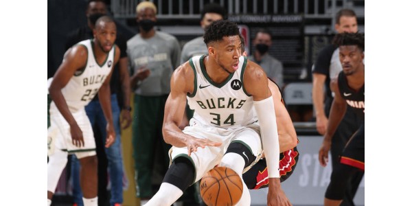 Milwaukee Bucks voittaa kaksi peliä NBA-pudotuspeleissä